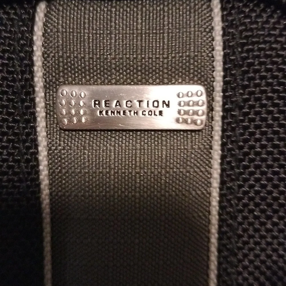 Reaction Kenneth Cole small Camara bag